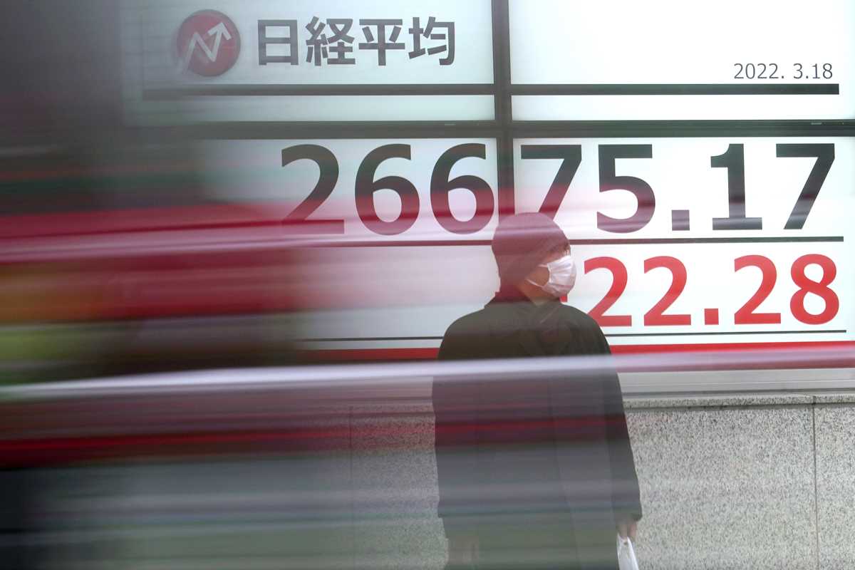 Asian Shares Advance After Oil Climbs Back Above 100