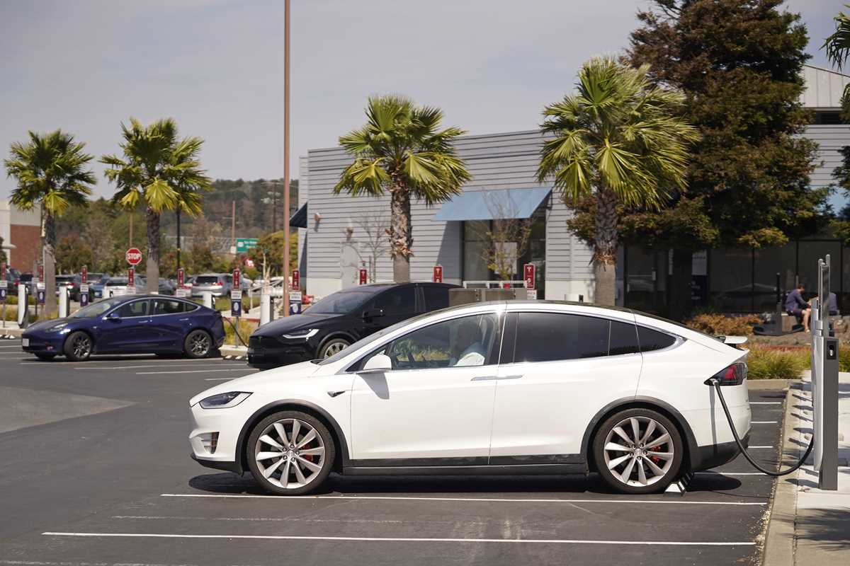 17 states weigh adopting California’s electric car mandate