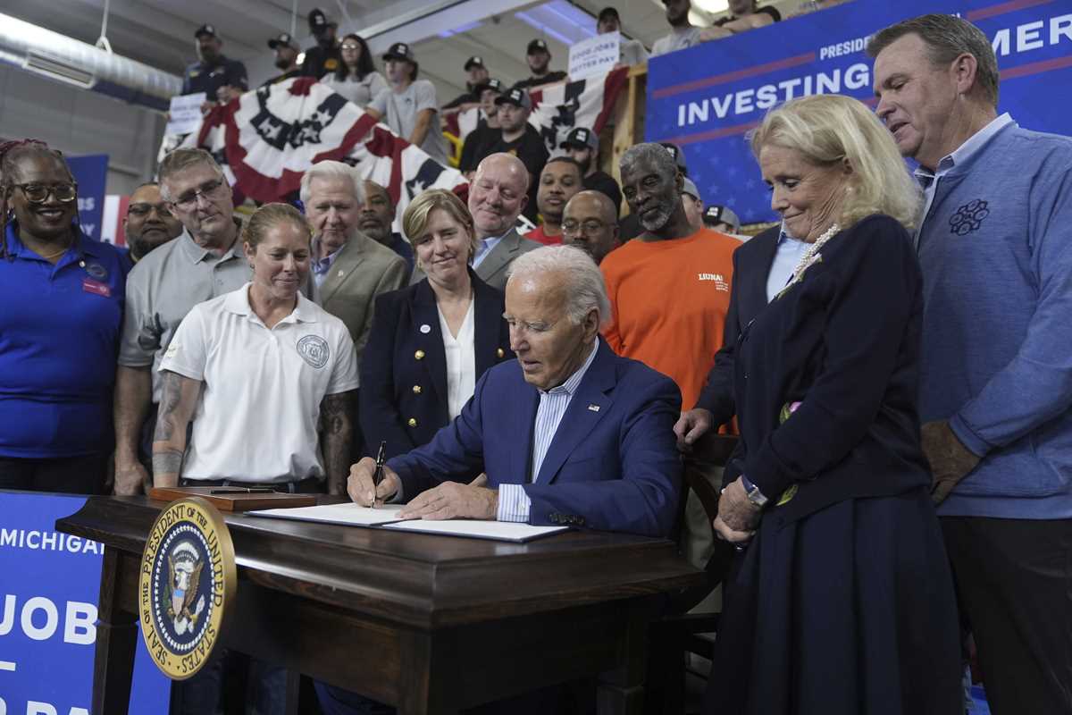 Biden to sign order to prioritize federal grants for projects with