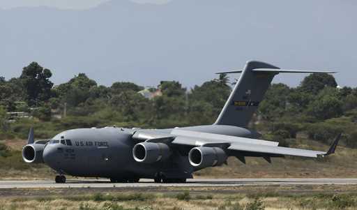 A United States Air Force C-17 cargo plane loaded with humanitarian aid lands at Camilo Daza airpor…