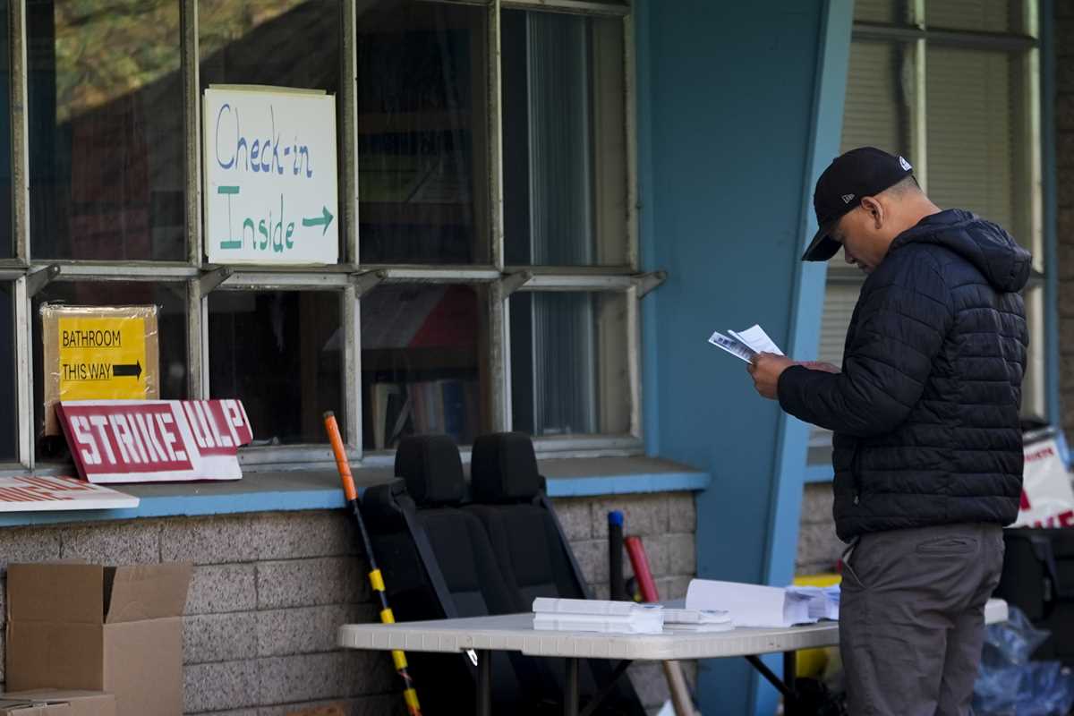 Boeing Factory Workers Vote To Accept Contract And End More Than 7-week ...