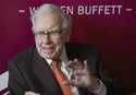 Warren Buffett, presidente y director general de Berkshire Hathaway, habla durante una partida de b…