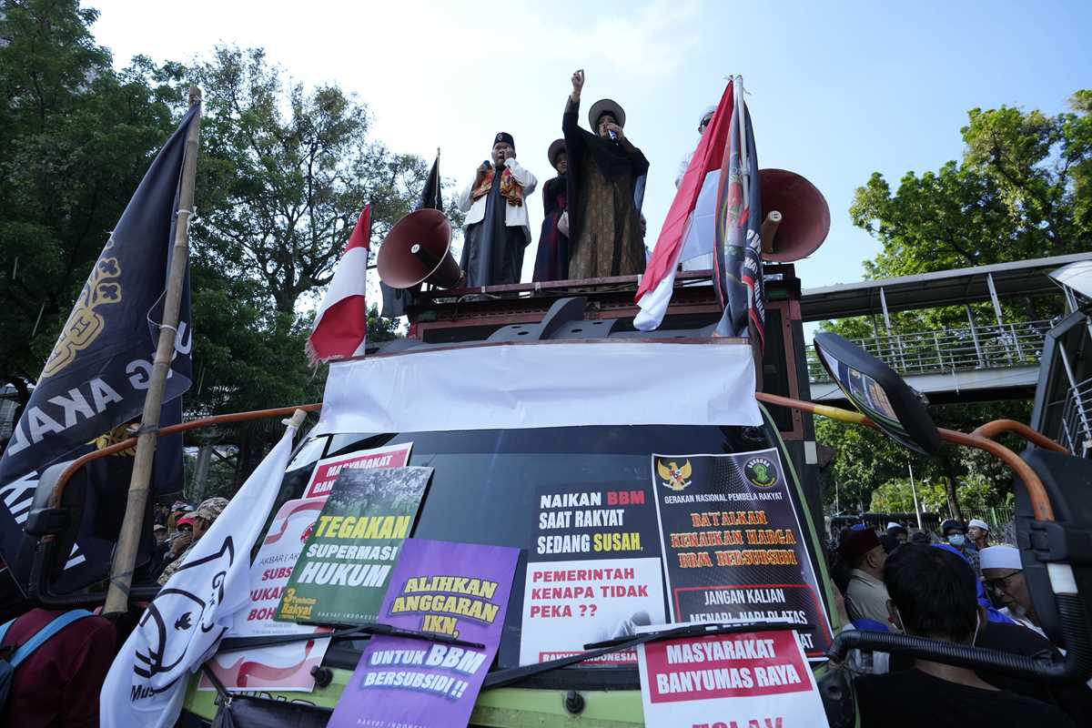 Conservative Muslims Protest Indonesian Fuel Price Hikes