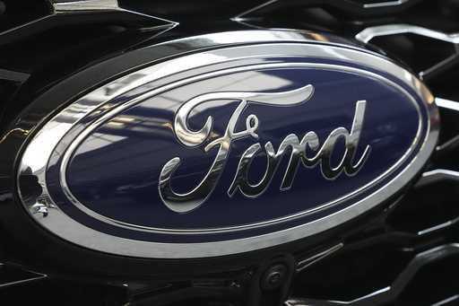 El logo de Ford en un Ford Explorer, en la Feria Internacioonal Automotriz de Pittsburgh, el 15 de …