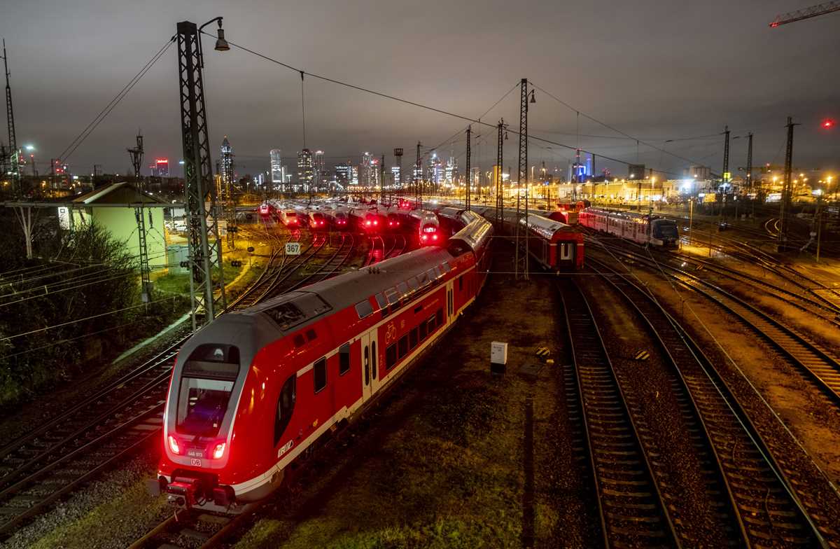 German train drivers go on strike for 6 days, bringing railway traffic