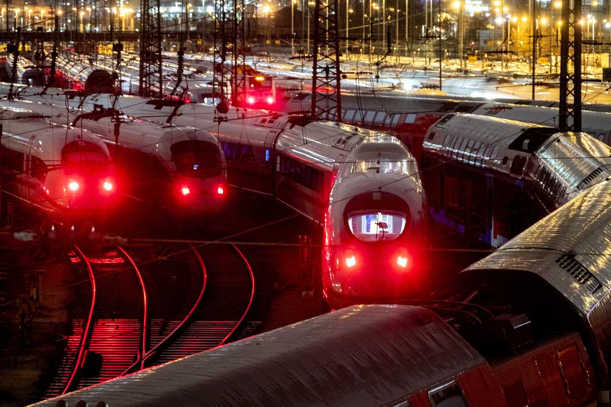 German train drivers go on strike for 6 days, bringing railway traffic