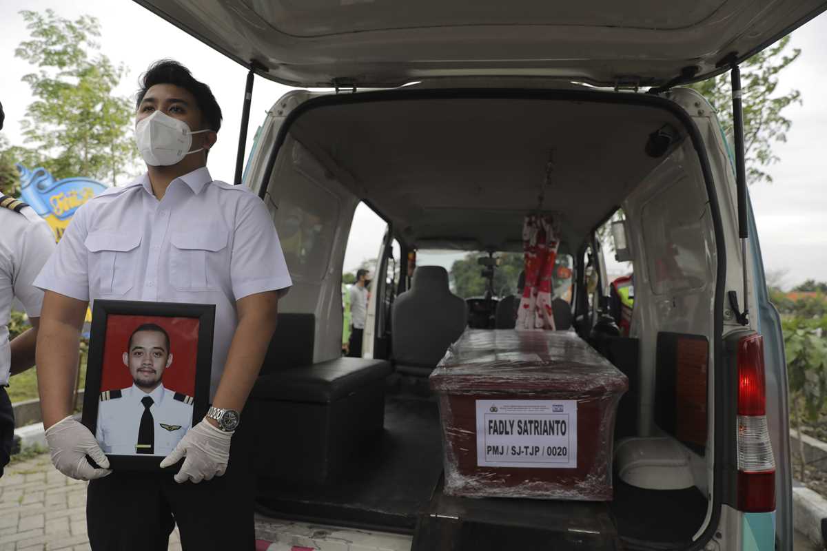 Indonesian Divers Find Parts Of Crashed Plane's Black Box - MarketBeat