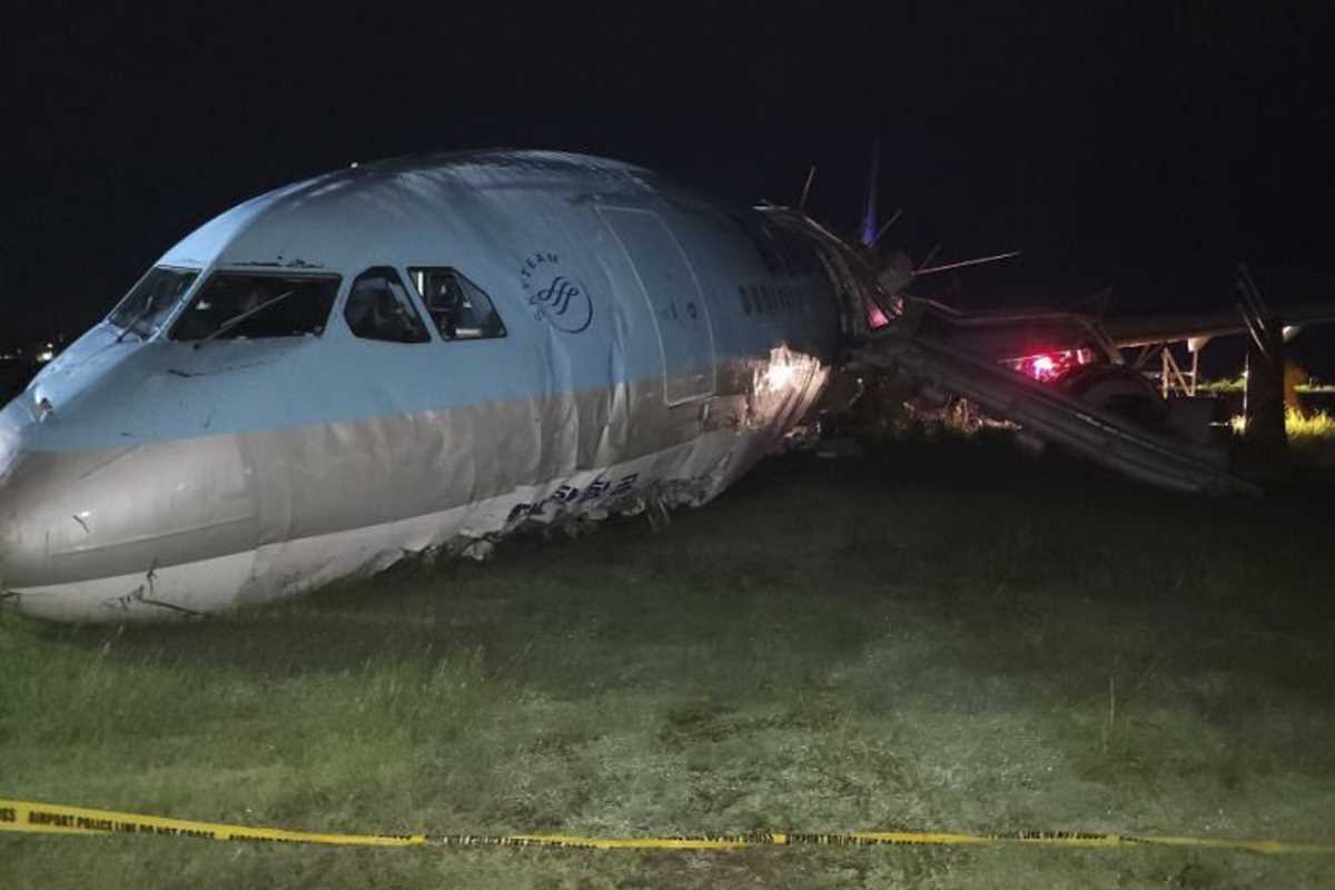 Korean Air plane overruns Philippine runway, 173 people safe