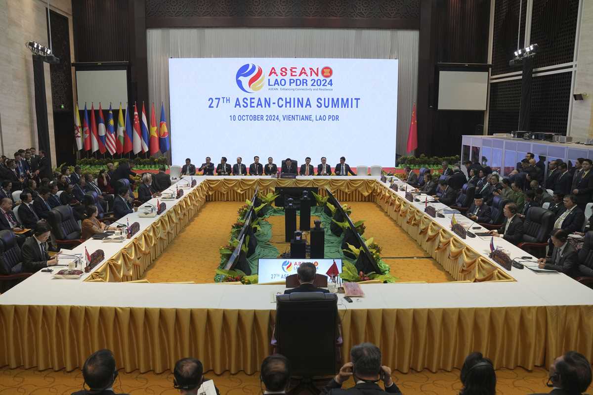 China seeks deeper economic ties with ASEAN at summit talks as South