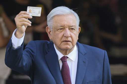 Mexico's outgoing president vows to pursue changes to Constitution despite market nervousness