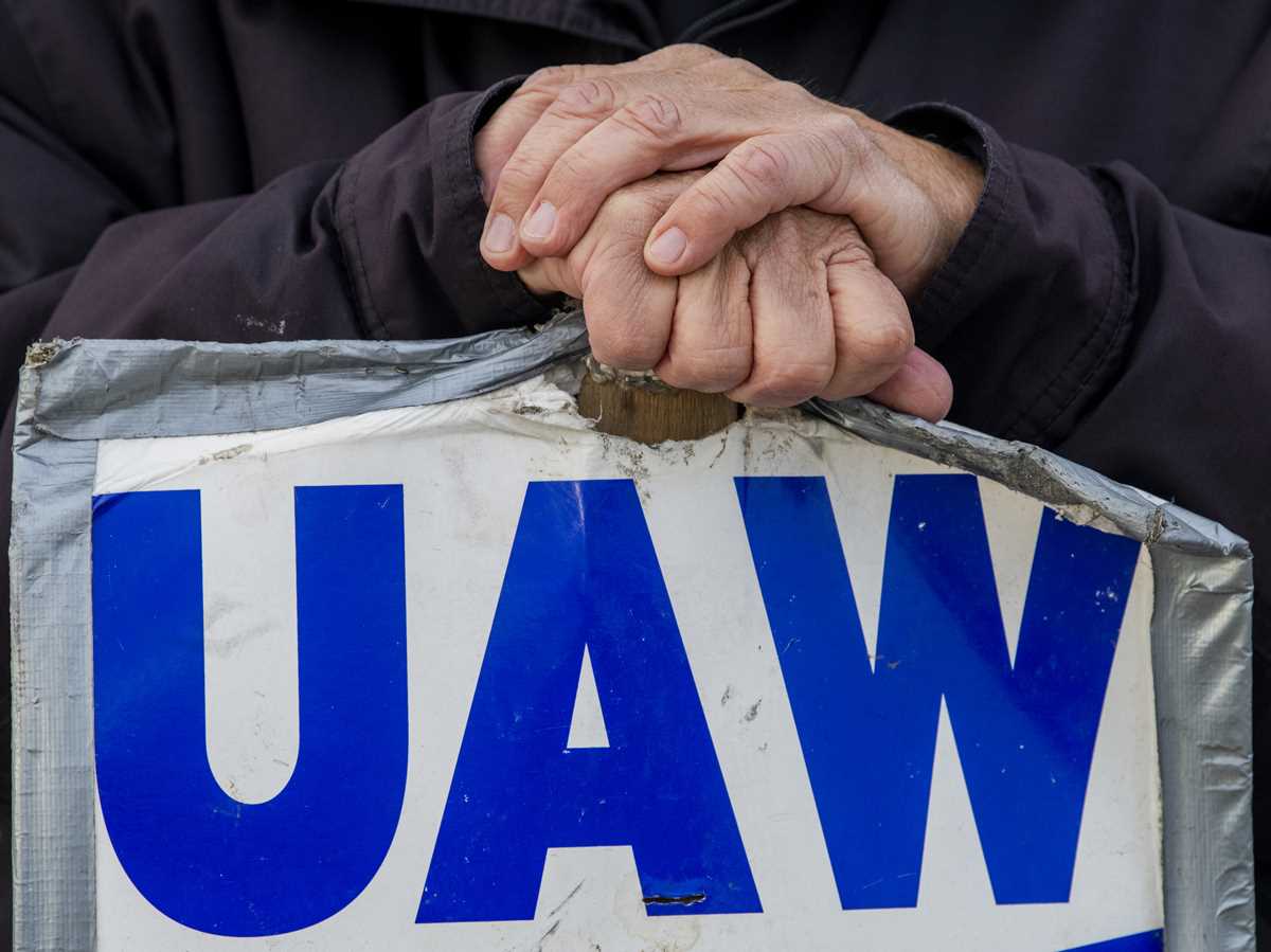 UAW Workers In Indiana, Stellantis Reach Tentative Deal - MarketBeat