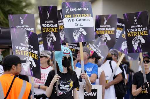 Actor Sena Bryer, second from left, joins other demonstrators in a SAG-AFTRA video game actor strik…