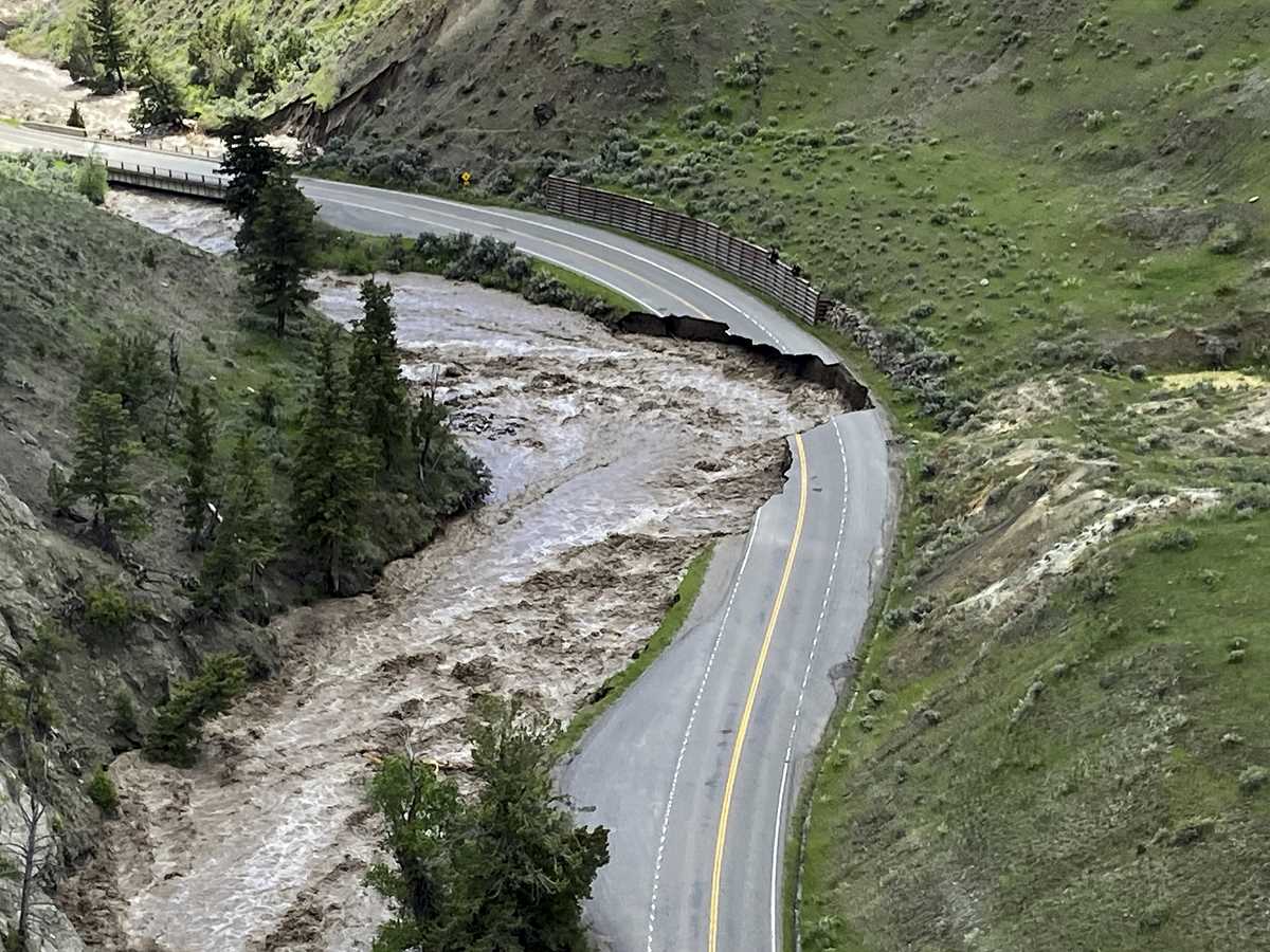 Yellowstone Flooding Forces 10000 To Leave National Park