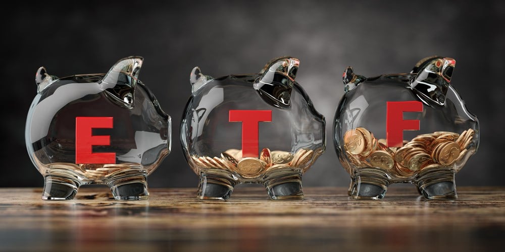 What is an ETF? Image of three piggy banks filled with coins to demonstrate what is an ETF.