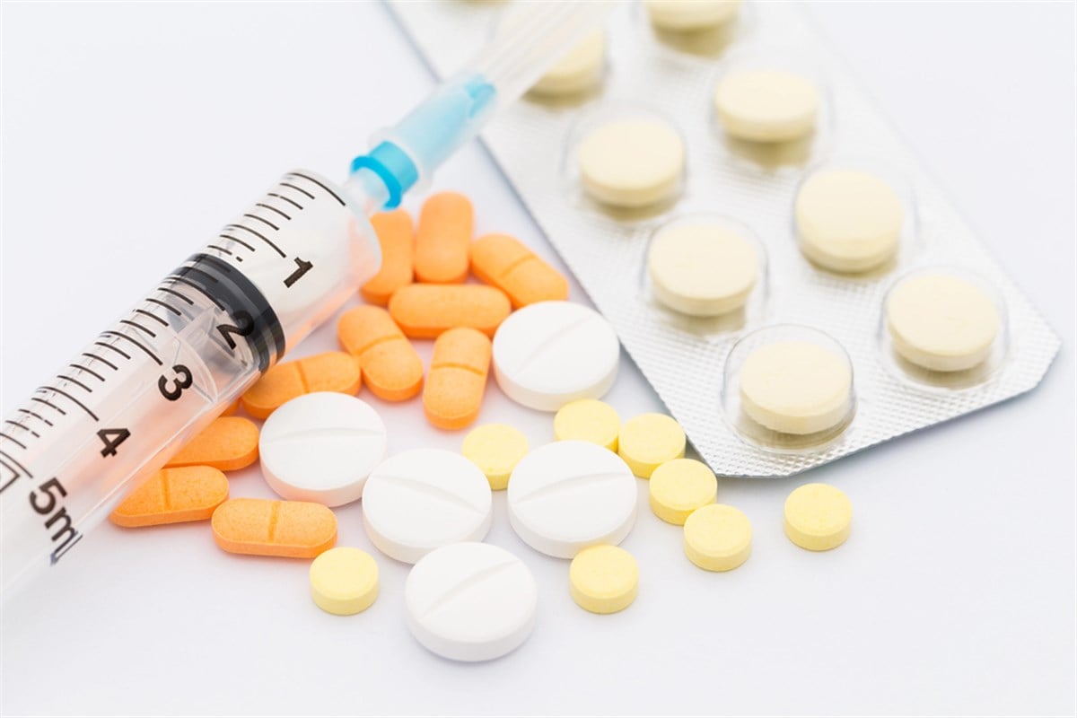 Medicine pills and injection syringe — Photo