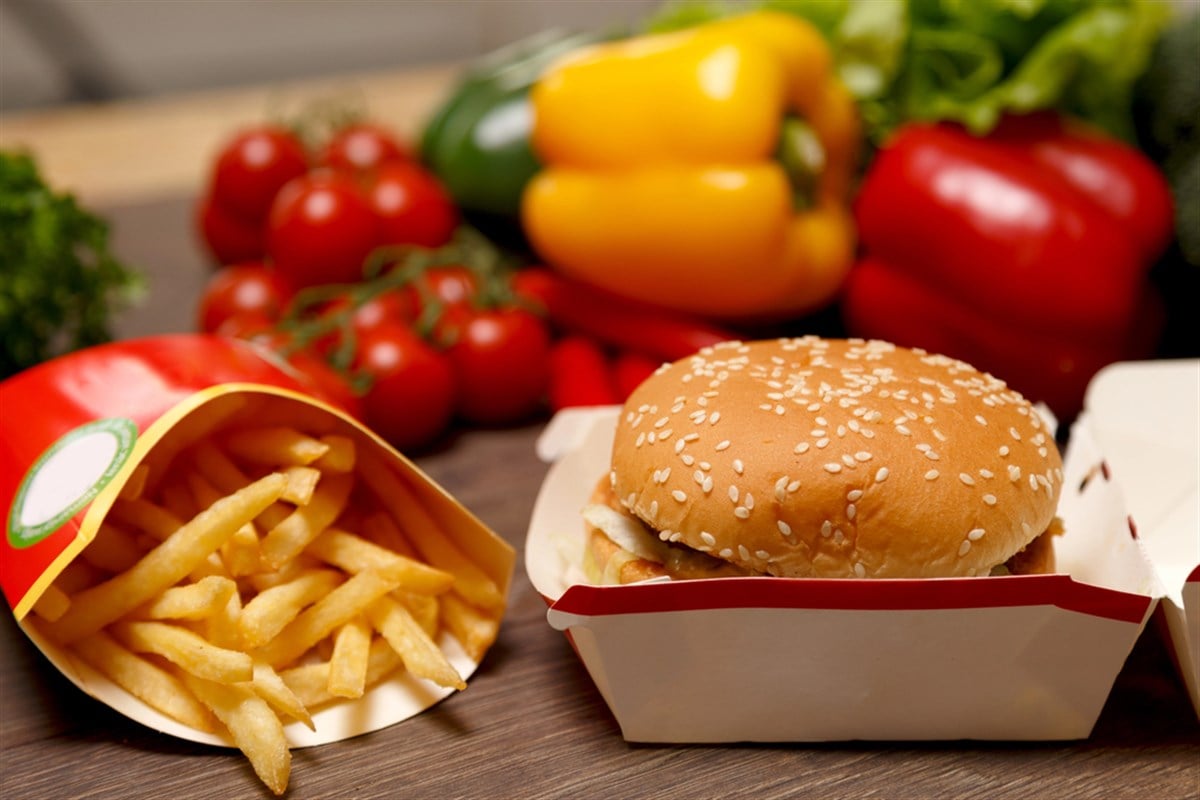 BigMac and french fries on a healthy background — Stock Editorial Photography