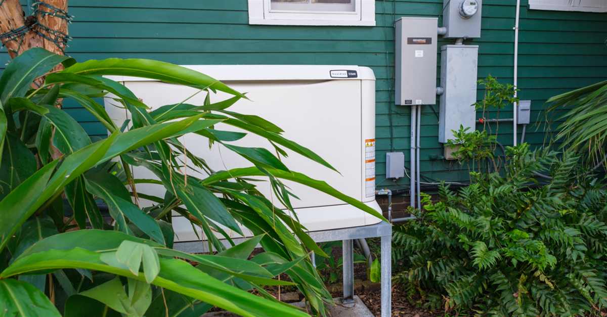 NEW ORLEANS, LA, USA -SEPTEMBER 18, 2021: Home backup generator on side of house — Stock Editorial Photography