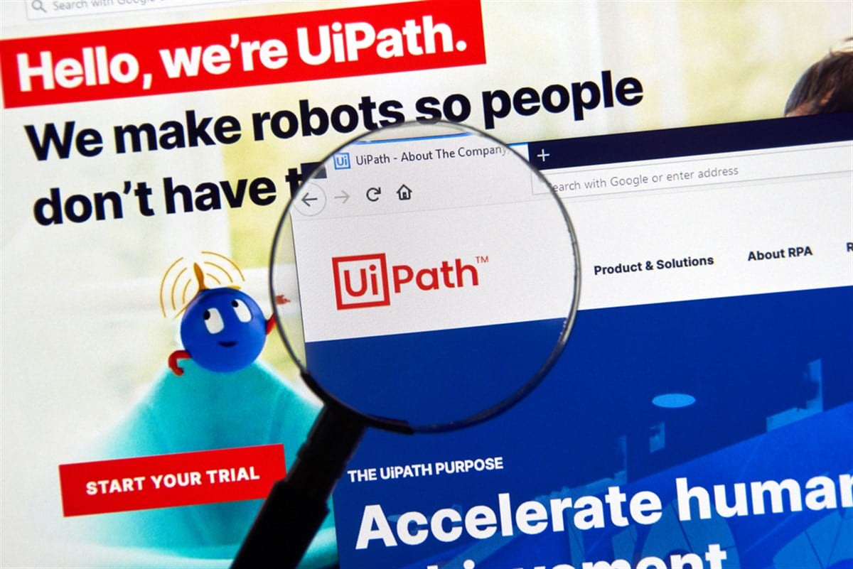 Montreal, Canada - March 08, 2020: UiPath official website and logo under magnifying glass. UiPath is a global software company that develops a platform for robotic process automation. — Stock Editorial Photography