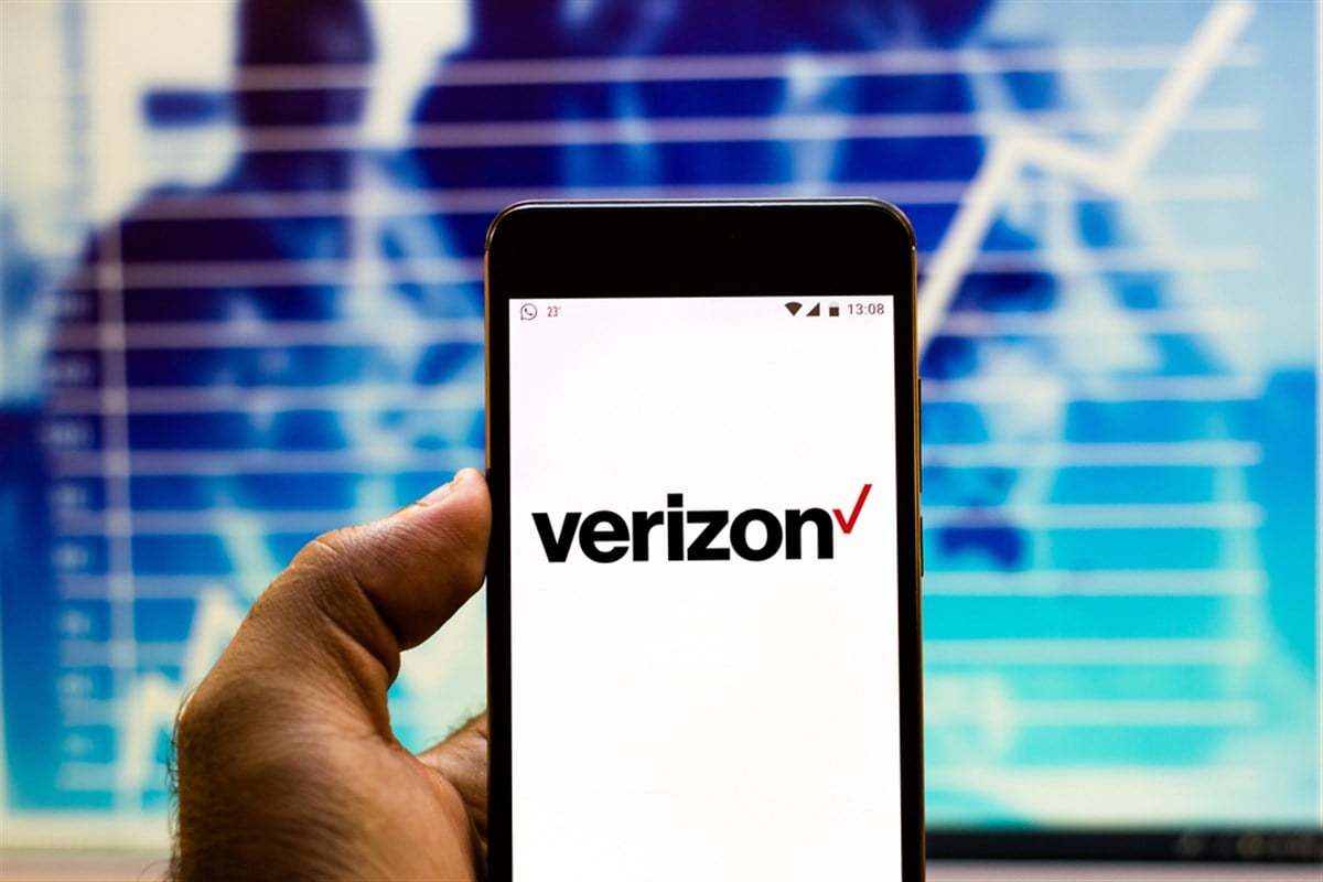 April 22, 2019, Brazil. Verizon Wireless logo on the mobile device. Verizon is the largest mobile phone operator in the United States, with a base of 92 million customers - Stock Editorial Photography