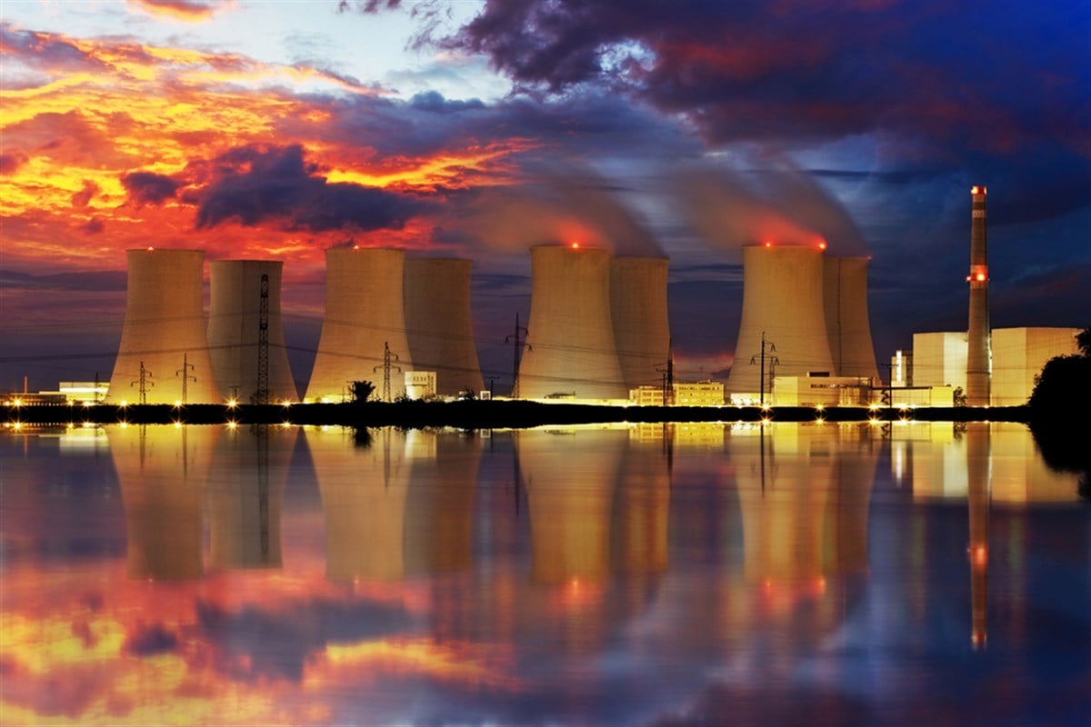 Nuclear power plant by night — Photo