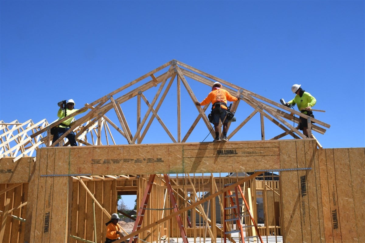 New construction framing being assembled by a crew from the construction company that the workers are employed by. These houses being built in Arizona which is in the Southwest part of the United States. — Stock Editorial Photography