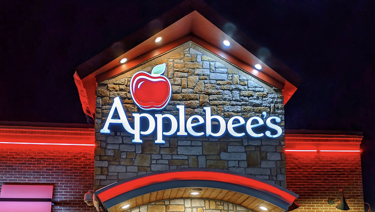 Applebee's casual family dining restaurant front entrance sign, Saugus Massachusetts USA, December 11, 2019 — Stock Editorial Photography