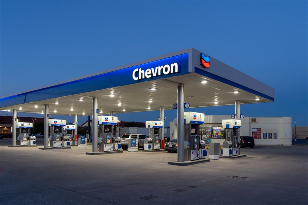 Dallas, Texas, USA - March 19, 2022: Night view of Chevron gas station sign. Chevron Corporation is an American multinational energy corporation. — Stock Editorial Photography