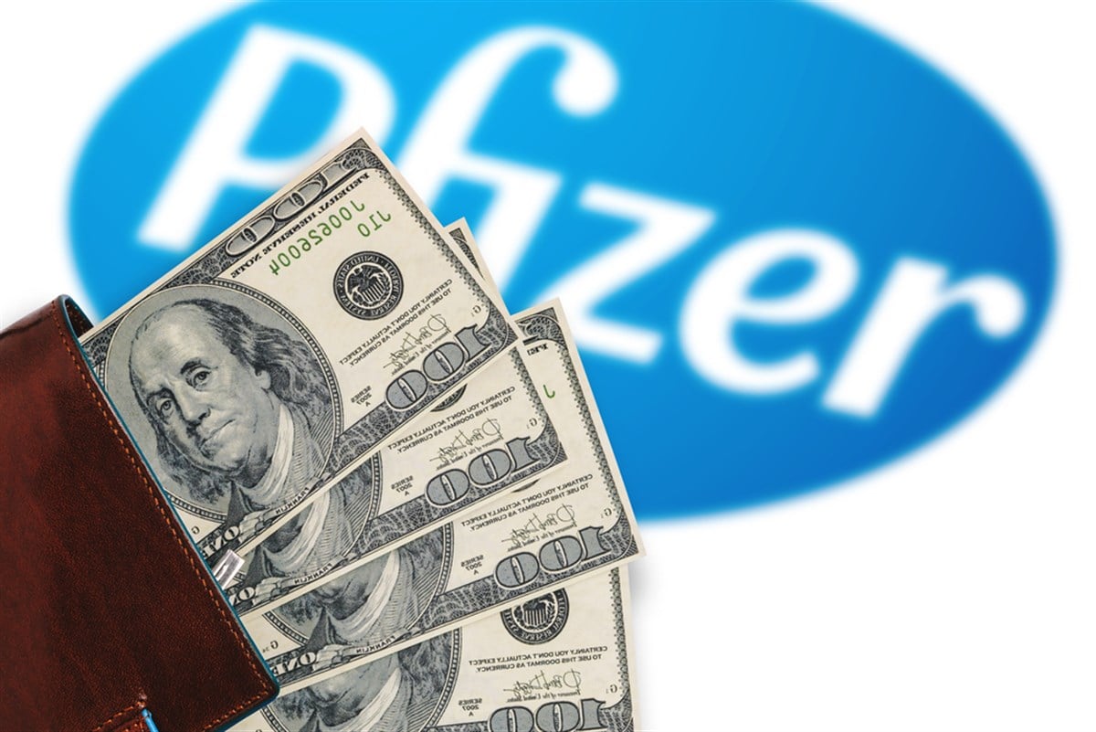 Wallet with dollars and a blurry Pfizer logo. Pfizer vaccine cost concept against coronavirus, covid-19: NEW YORK, USA, November 30, 2020. — Photo