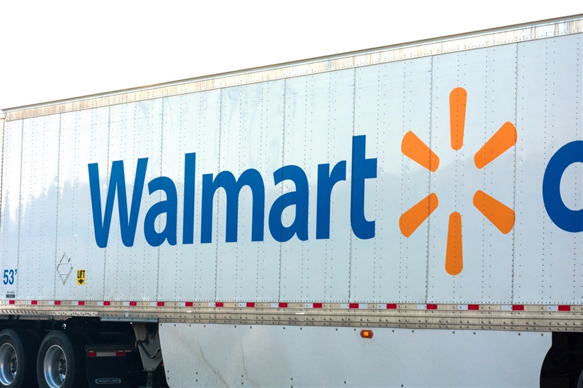 Walmart sign and logo on the side of delivery truck - San Jose, California, USA - 2020 — Stock Editorial Photography