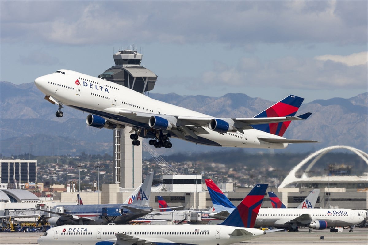 Los Angeles, California, USA - March 10, 2010: Delta Air Lines Boeing 747 Jumbo Jet taking off from Los Angeles International Airport — Stock Editorial Photography