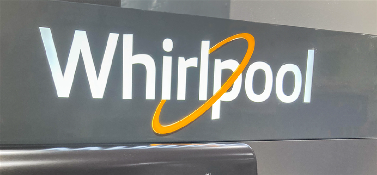 HUDSON, WI, USA - AUGUST 11, 2022: Whirlpool retail store appliance display and trademark logo. - Stock Editorial Photography