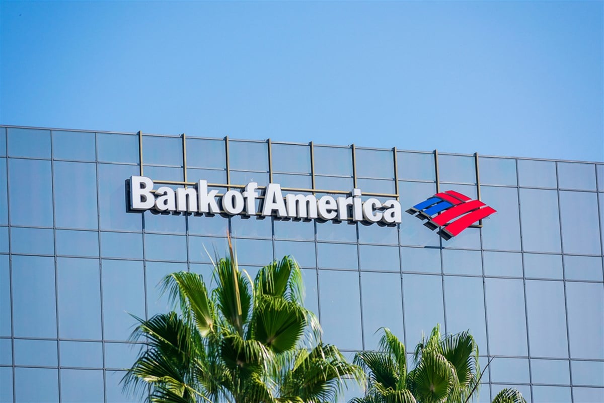 Bank of America sign and trademark logo on glass facade of BofA Financial Center tower - Los Angeles, California, USA - 2020 — Stock Editorial Photography