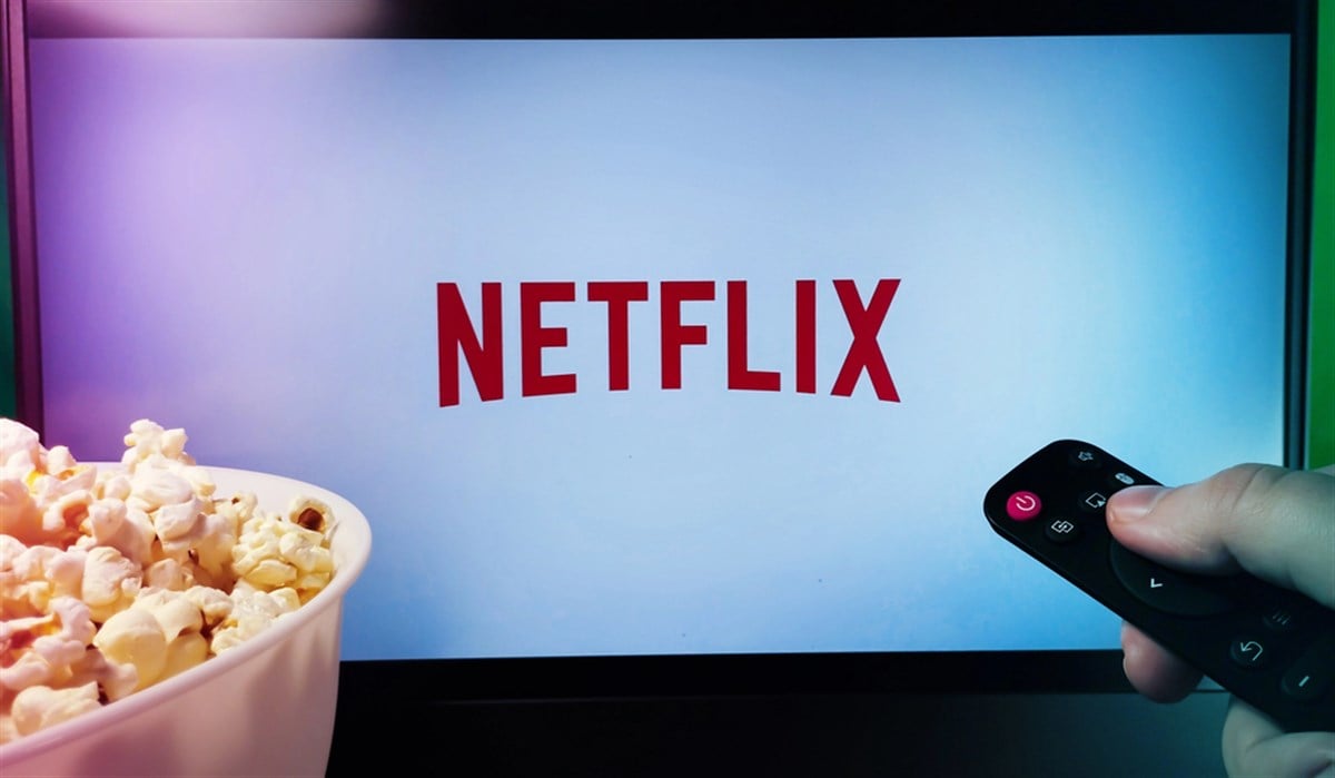 Kyiv. Ukraine. 11.12.2023: Person watching Netflix with popcorn and a remote control. Stock editorial photo. — Stock Editorial Photography