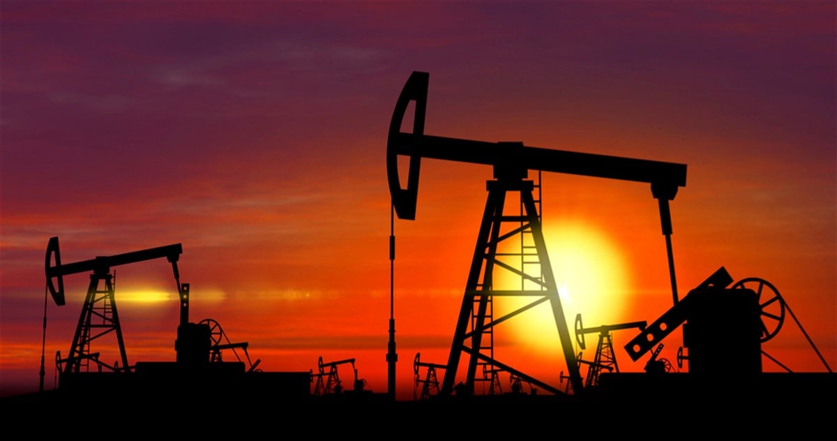 Oil pumps - oil extraction on sunset background — Photo