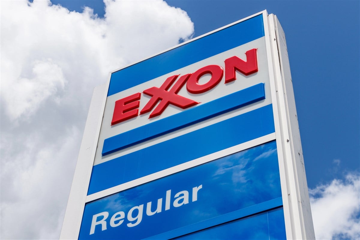 Noblesville - Circa July 2018: Exxon Retail Gas Location. ExxonMobil is the World's Largest Oil and Gas Company III — Stock Editorial Photography