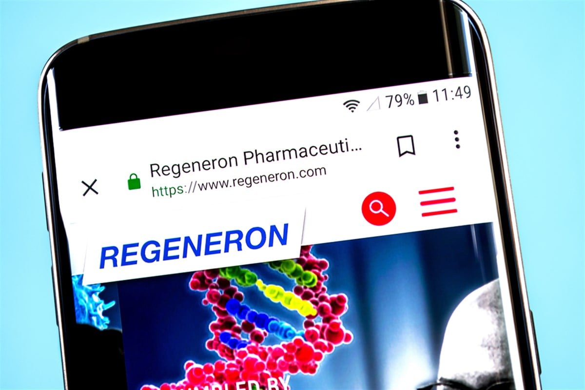 Berdyansk, Ukraine - 4 June 2019: Regeneron Pharmaceuticals website homepage. Regeneron Pharmaceuticals logo visible on the phone screen, Illustrative Editorial. — Stock Editorial Photography