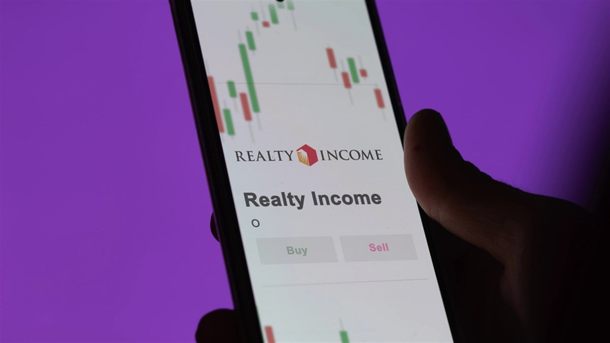 The logo of Realty Income on the screen of an exchange. Realty Income price stocks, $O on a device. — Stock Editorial Photography