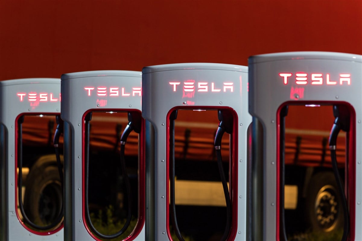 BRENNER, AUSTRIA - MAY 11, 2016: Tesla supercharger machine at Supercharger Station at night. — Stock Editorial Photography