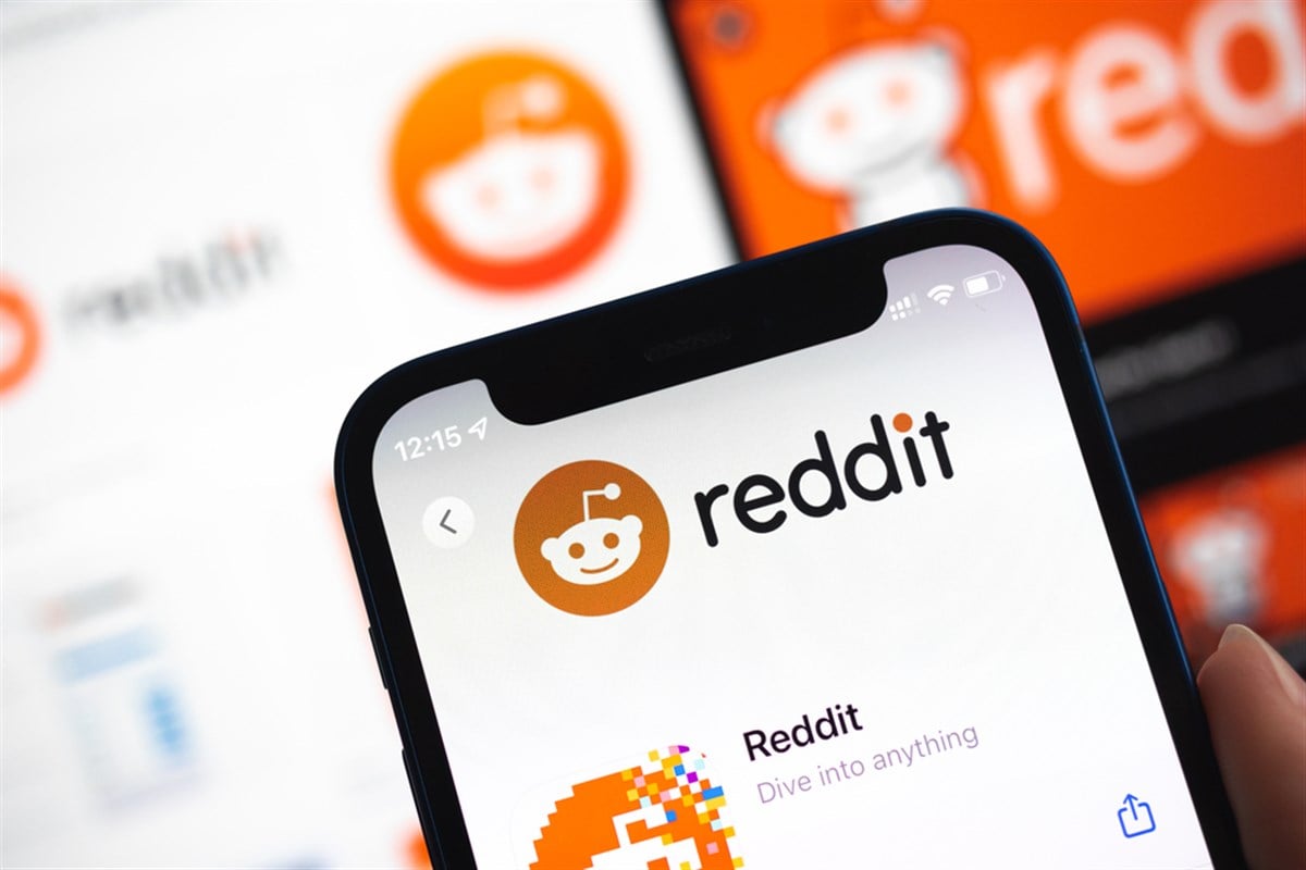 Reddit logo displayed on a smartphone device close-up view photo — Stock Editorial Photography