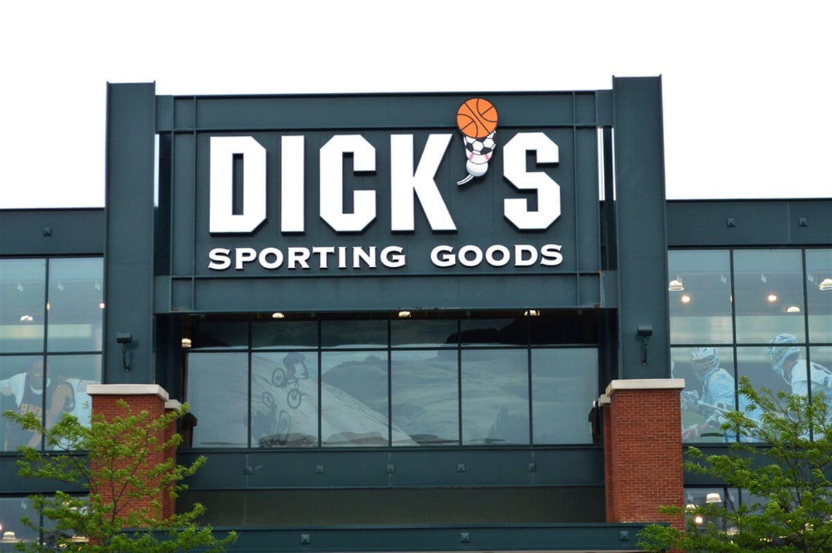 Columbus,Ohio-USA June 20,2019: Dick's Sporting Goods, Inc. is an American sporting goods retail company, based in Coraopolis, Pennsylvania. — Stock Editorial Photography