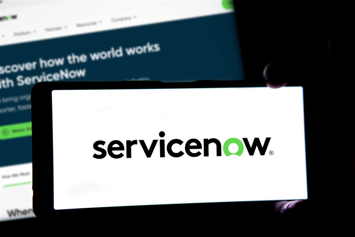 - Dhaka, Bangladesh- 26 April 2024: Servicenow Logo is displayed on smartphone. — Stock Editorial Photography