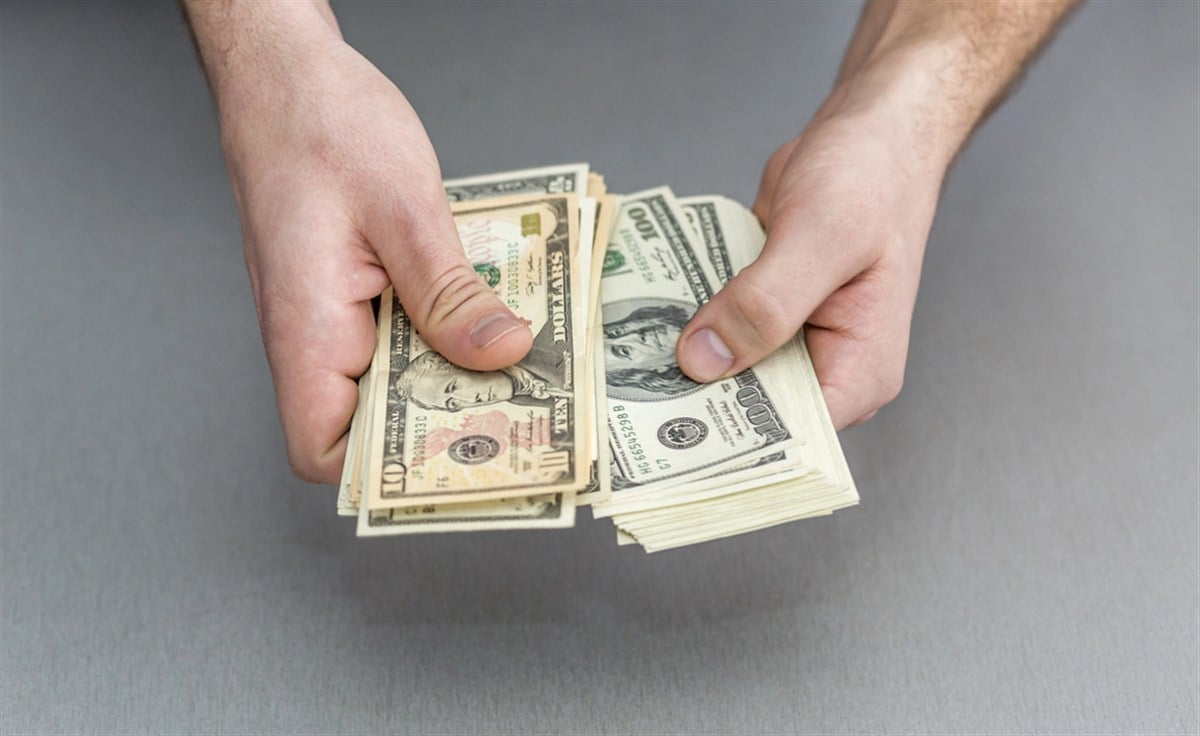 Counting large stack of cash notes — Photo