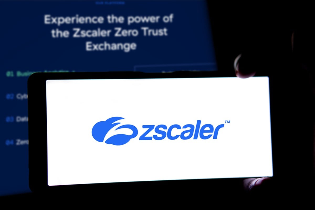 Dhaka, Bangladesh- 29 April 2024: Zscaler Logo is displayed on smartphone. — Stock Editorial Photography