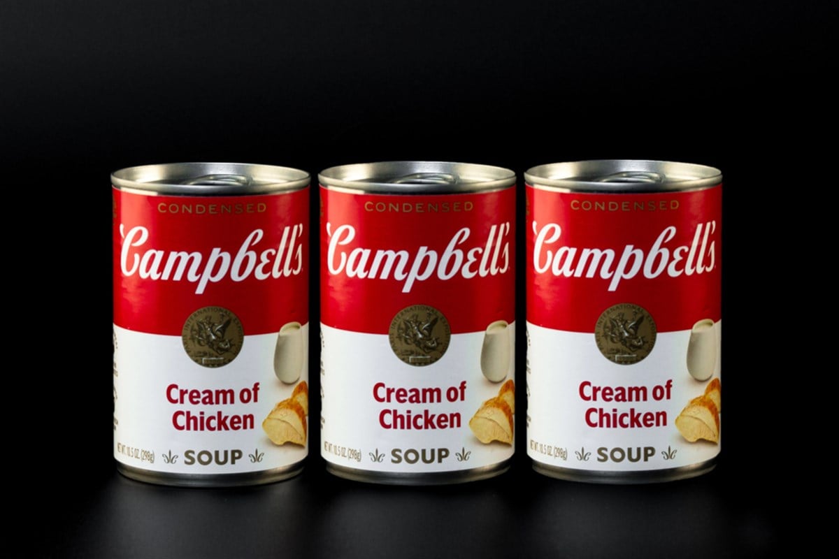 MINNEAPOLIS, MN, USA - DECEMBER 17, 2023:Campbell's Cream of Chicken Soup in grouping of three. — Stock Editorial Photography