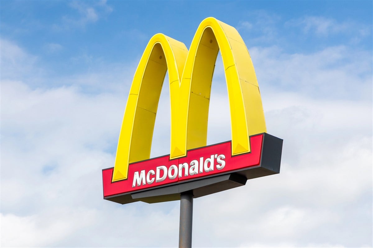 McDonald's Exterior Golden Arches Sign and Trademark Logo — Stock Editorial Photography