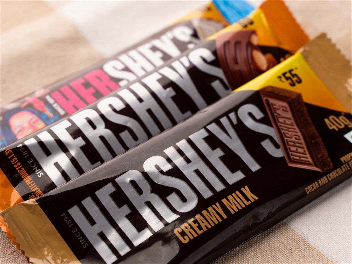 West Bangal, India - May 20, 2023 : Hershey's chocolate photos shot on different background. — Stock Editorial Photography