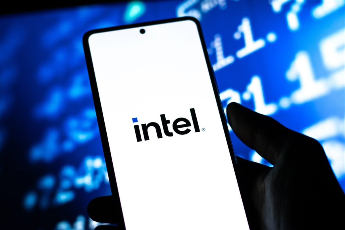 West Bangal, India - April 20, 2022 : Intel logo on phone screen stock image. — Stock Editorial Photography