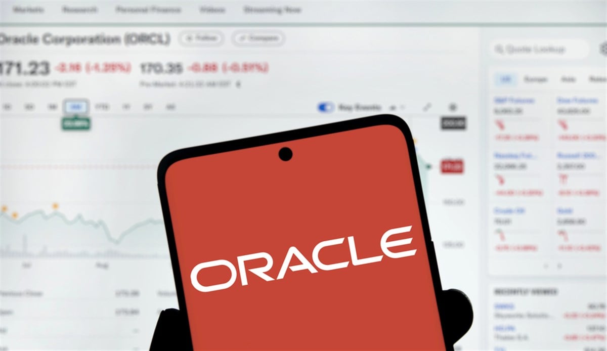 Dhaka, Bangladesh- 17 Dec 2024: Oracle logo is diaplayed on smartphone. Oracle Corporation is an American multinational computer technology company. — Stock Editorial Photography