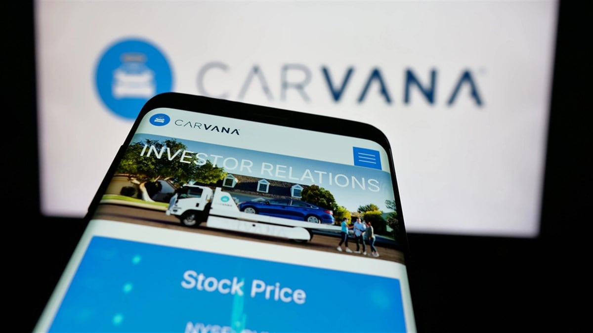 Stuttgart, Germany - 10-18-2024: Mobile phone with website of US used car retailing company Carvana Co. on screen in front of business logo. Focus on top-left of phone display. — Stock Editorial Photography