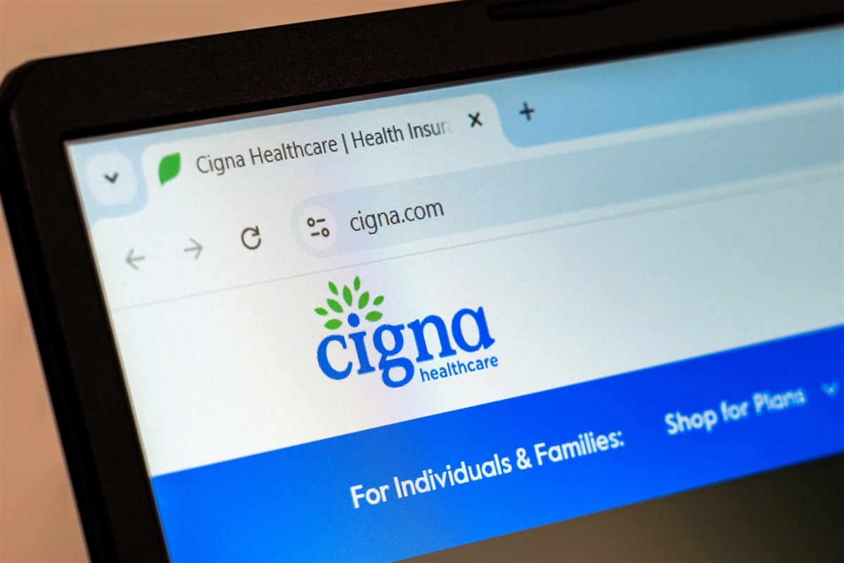 New York, USA - December 21, 2024: Cigna website homepage displayed on laptop screen with logo. Health insurance company offering medical, dental, and wellness plans — Stock Editorial Photography